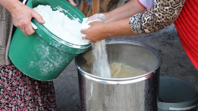 Geleneksel yöntemlerle yapılan pestil ve kömenin lezzet yolculuğu