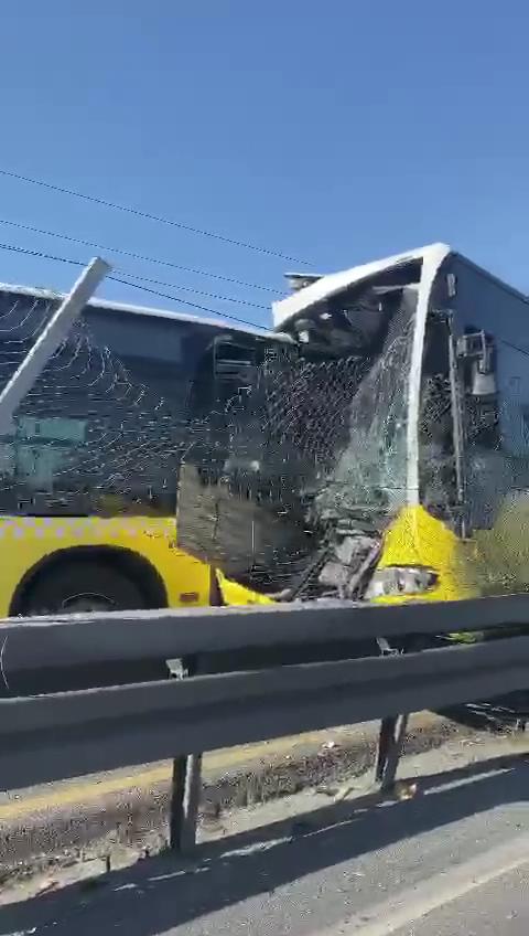 Avcılar'da iki metrobüs çarpıştı