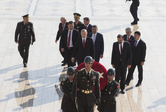 Cumhurbaşkanı Erdoğan Anıtkabir Özel defterini imzaladı