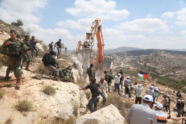 İsrail askerleri Ramallah'ta Filistinlilere saldırdı