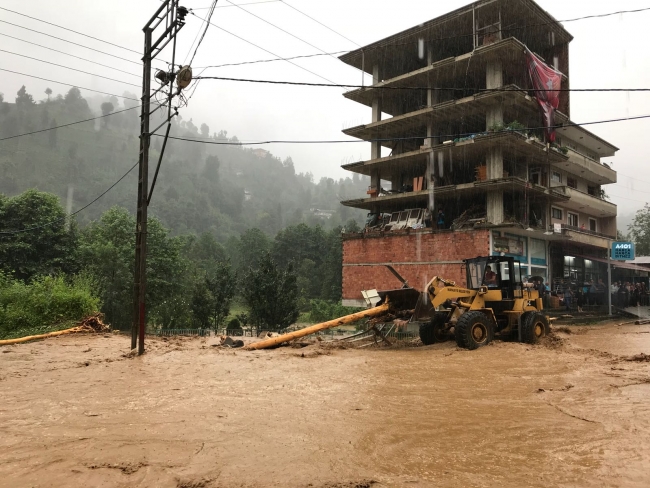 Rize'de şiddetli yağış taşkınlara neden oldu