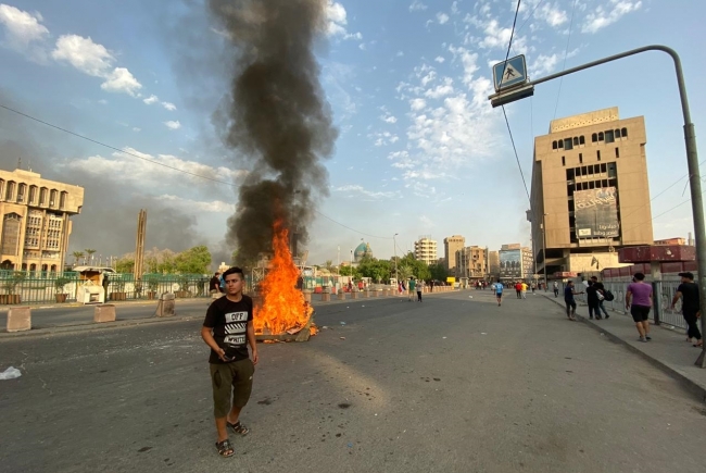 Irak'ta hükümeti protesto eden göstericiler, lastik yakarak bölgedeki bazı yolları kapattı. Fotoğraf: AA 