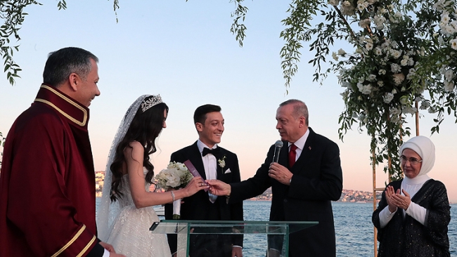 Cumhurbaşkanı Erdoğan Mesut Özil'in nikah şahidi oldu