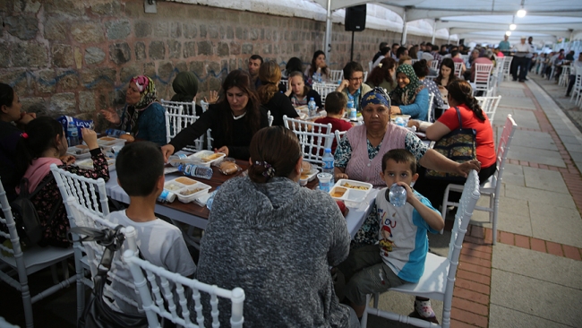 Türkiye Ramazan'ın ilk gününde iftar sofralarında buluştu