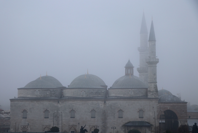 Edirne'de yoğun sis sürücüleri zorladı