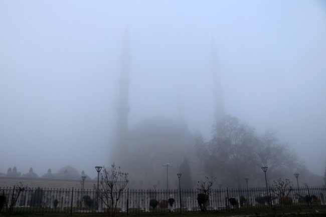 Edirne'de yoğun sis sürücüleri zorladı