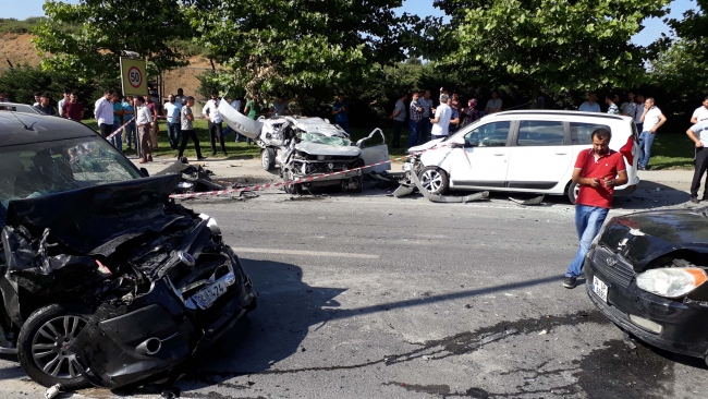 İstanbul Sultangazi'de zincirleme trafik kazası: 2 ölü 1 yaralı