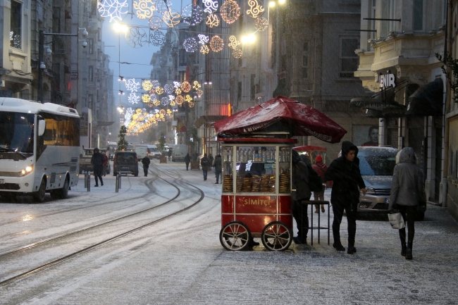 İstanbul'da beklenen kar etkisini gösterdi