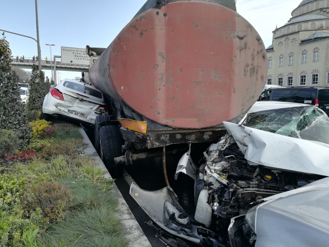 Başakşehir'de freni boşalan tanker, caddeyi savaş alanına çevirdi