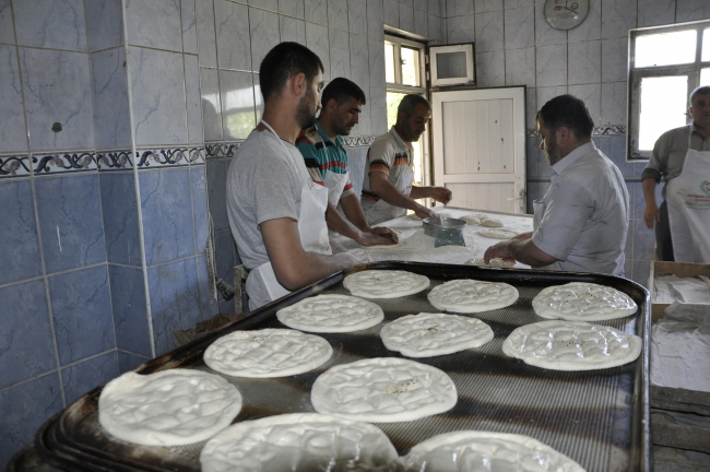 Ekmek parası için ramazanda sıcakla zorlu imtihan