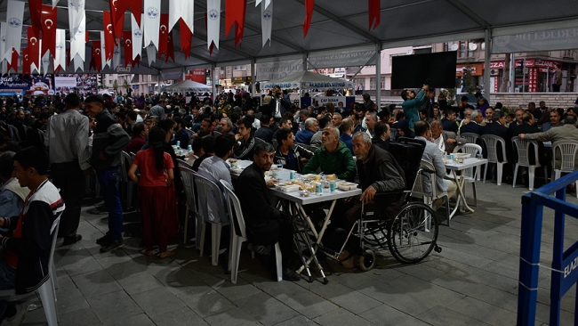 Türkiye Ramazan'ın ilk gününde iftar sofralarında buluştu