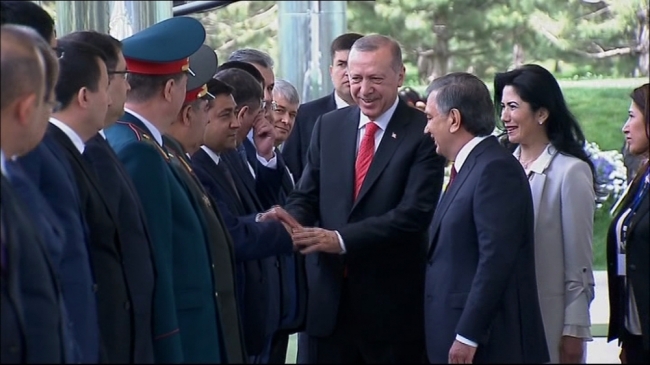 Cumhurbaşkanı Erdoğan Özbekistan’da resmi törenle karşılandı