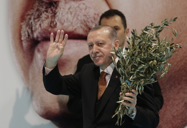 Cumhurbaşkanı Erdoğan: ÖSO'nun kolundaki fors Türk bayrağı, PYD'nin ise ABD bayrağı