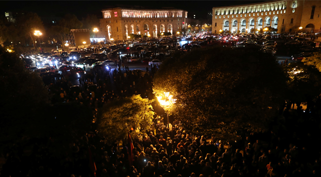 Ermenistan'da halk parlamentoyu bastı, Paşinyan'ın odasına girdi