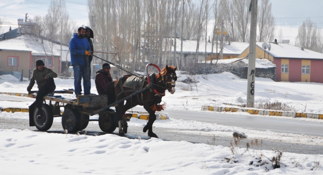 Kar ve tipi 429 yolu ulaşıma kapattı