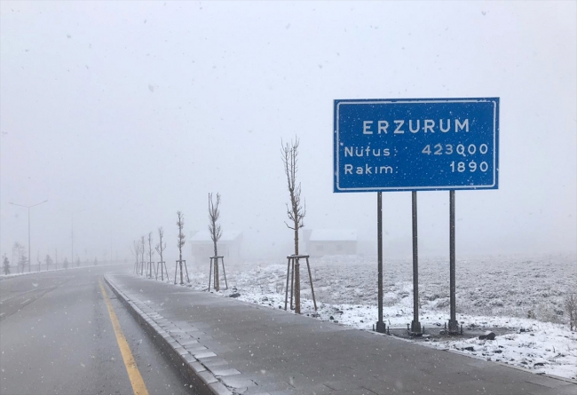 Yoğun kar yağışı Erzurum'u beyaza bürüdü