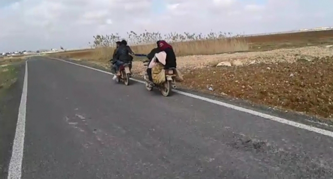 Eşarbı halat yapıp, arkadaki motosikleti çekti