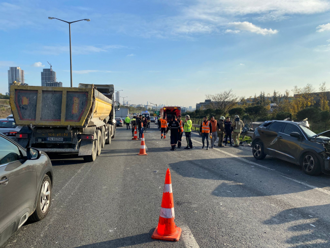 Hafriyat kamyonu 4 araca çarptı: 2 ölü