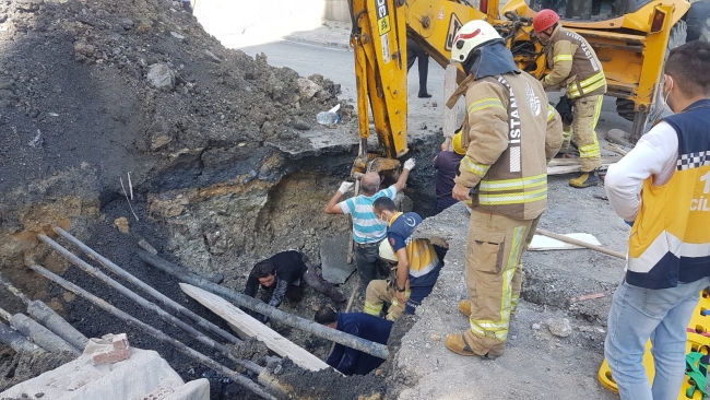 Esenyurt'ta toprak altında kalan işçi kurtarıldı