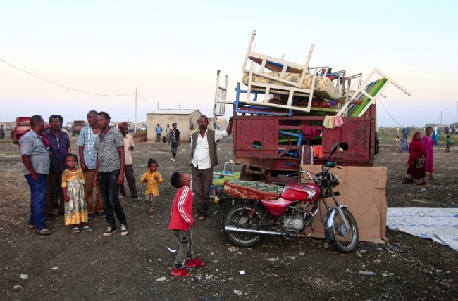 Bölgedeki siviller, çatışmalar nedeniyle Sudan'a geçiyor. | Fotoğraf: AFP