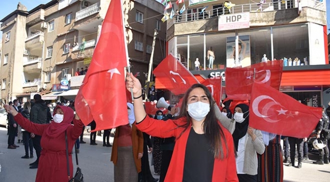 Terör mağduru aileler HDP önünde eylem yaptı