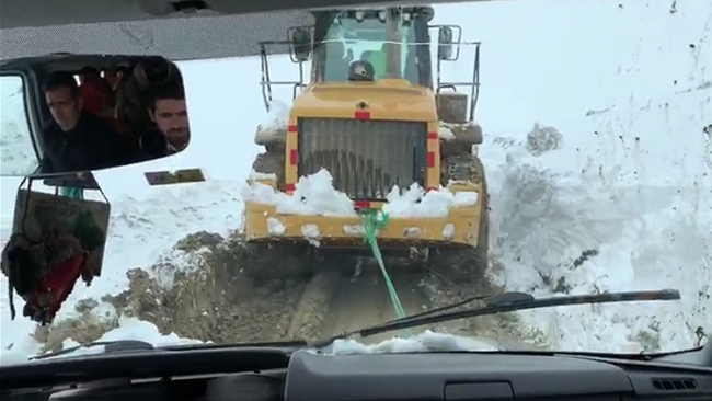 Ekipler kar ve tipide vatandaşları seçim merkezlerine ulaştırdı