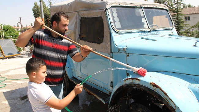 Pikabını garajının üstünde sergiliyor