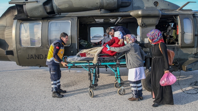 Bahçesaray'daki 5 hastanın imdadına jandarma yetişti