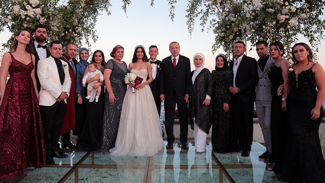 Cumhurbaşkanı Erdoğan Mesut Özil'in nikah şahidi oldu