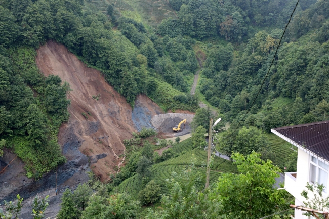 Taşkın riskine karşı Rize-Salarha yolu trafiğe kapatıldı