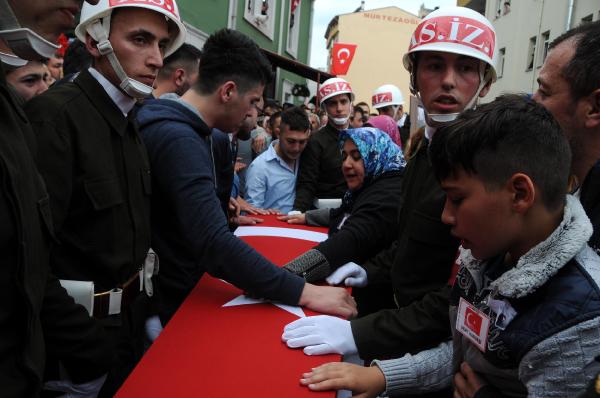 Şehit Uzman Çavuş Hakan Ergin'i binler son yolculuğuna uğurladı