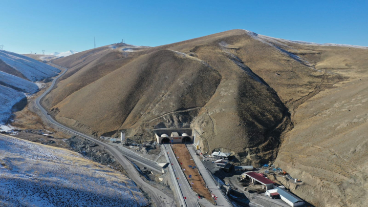 Van-Hakkari arasındaki Güzeldere Tüneli hizmete açıldı