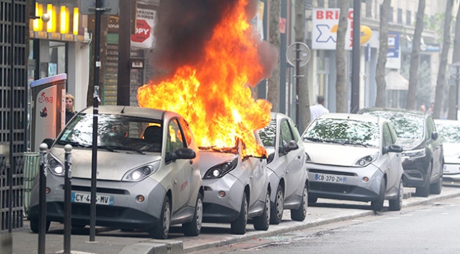 Fransa'da 1 Mayıs kutlamalarında göstericiler polisle çatıştı