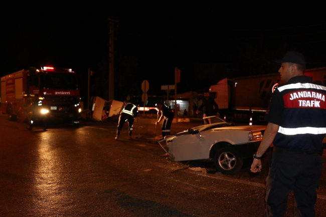 Manisa'da otomobil ikiye bölündü: 3 yaralı