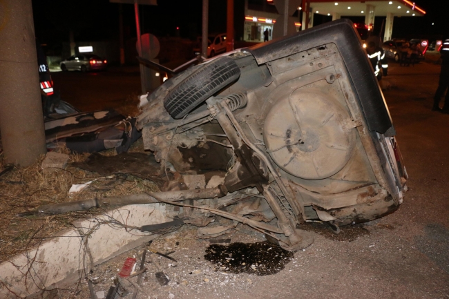 Manisa'da otomobil ikiye bölündü: 3 yaralı