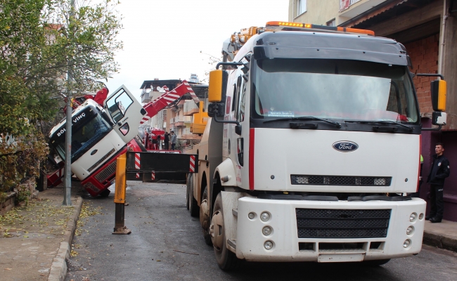 Malatya'da kalorifer kazanı taşıyan vinç devrildi