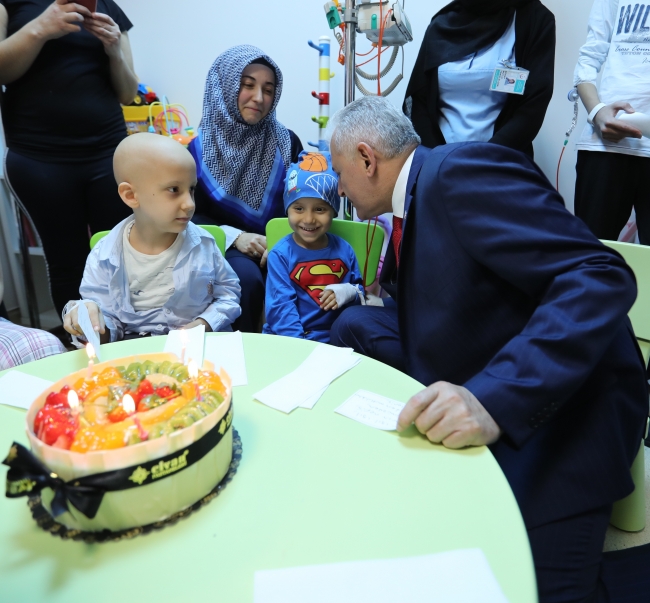 Binali Yıldırım'dan kanser tedavisi gören çocuklara ziyaret