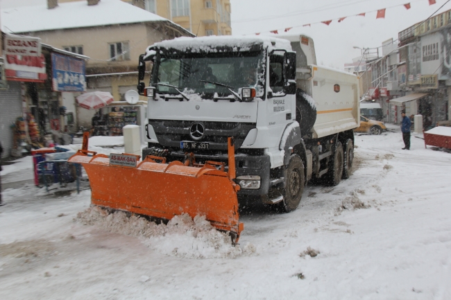 Van'da kapanan yollar açılıyor