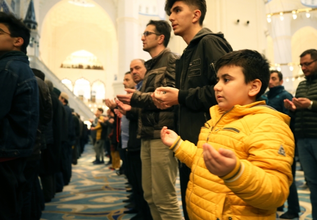 Berat Kandili'nde eller duaya açıldı