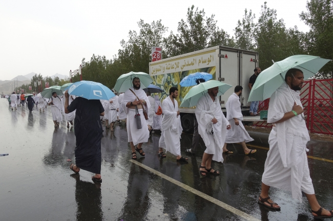 Arafat Vakfesi'nde yağmur sürprizi