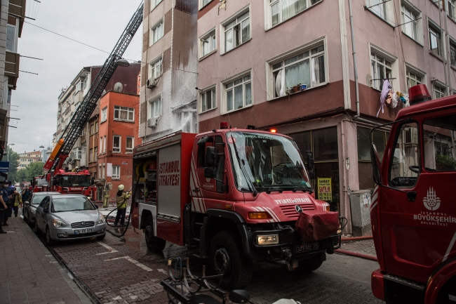 Fatih'te metruk evde başlayan yangın apartmana sıçradı