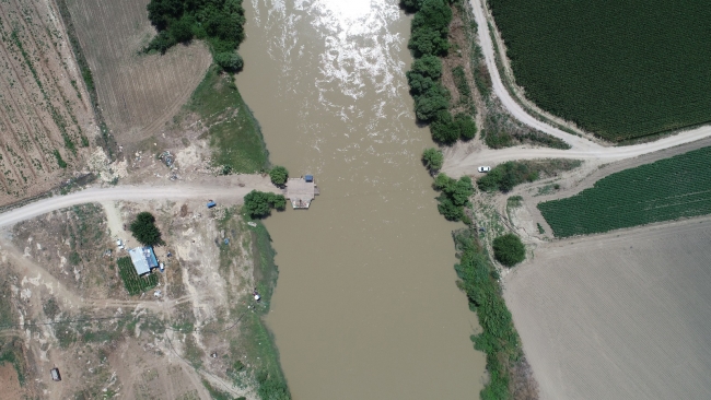 Ceyhan Nehri’ni 150 yıllık sal ile geçiyorlar