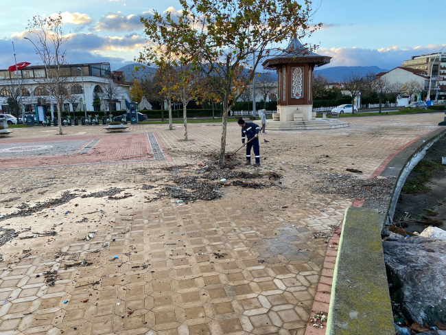 Kocaeli'nde fırtınanın çöpleri temizleniyor