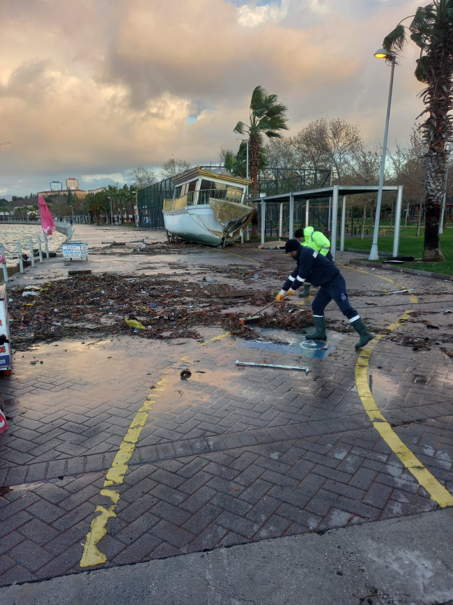 Kocaeli'nde fırtınanın çöpleri temizleniyor