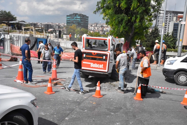 İstanbul'da yol çöktü