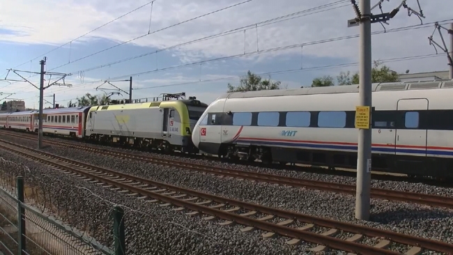 İstanbul'da faciadan dönüldü: ADA treni YHT'ye çarptı