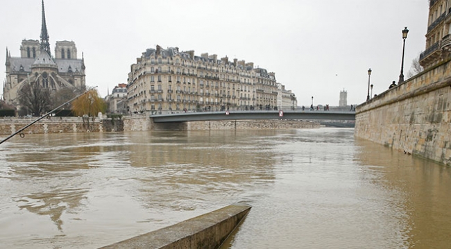 Paris, selle mücadele ediyor