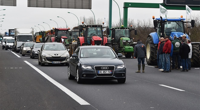 Fransa'da traktörler trafiği felç etti