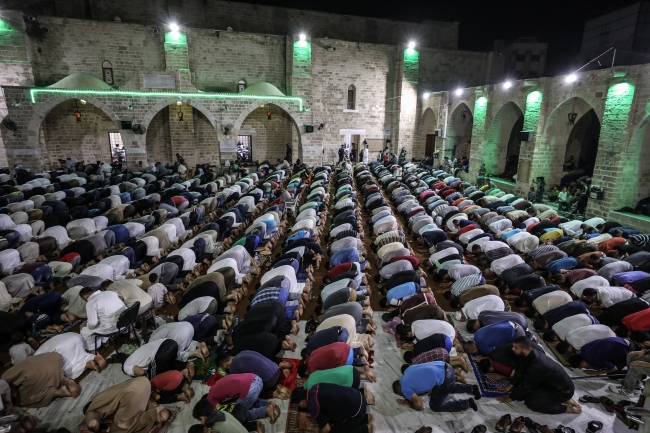 Gazze ve Tunus'ta binlerce Müslüman Kadir Gecesi'ni ihya etti