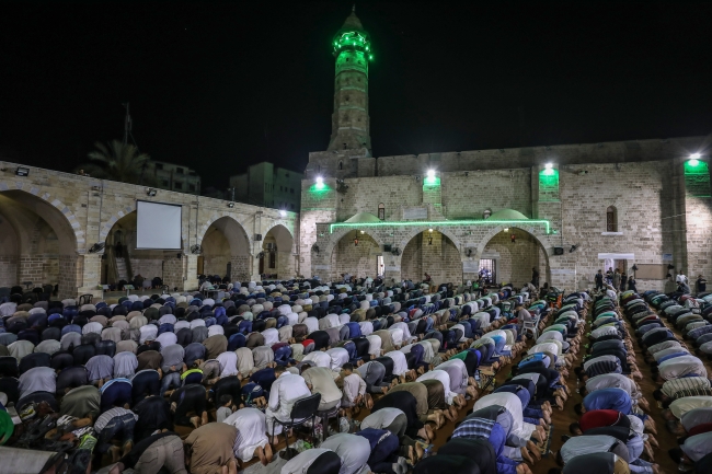 Gazze ve Tunus'ta binlerce Müslüman Kadir Gecesi'ni ihya etti